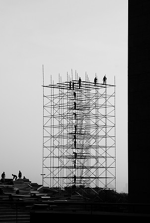 Dubai, Dubai International Financial Center: scaffolders