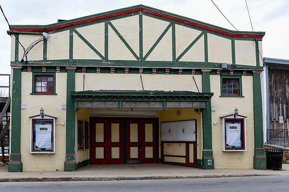 The Capawock - Main facade before renovation (April 20, 2015)