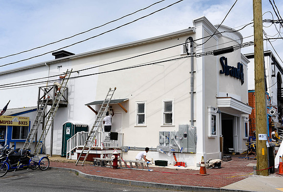 Final week: 3 days to opening: Redecorating the exterior side wall. (June 16, 2015)